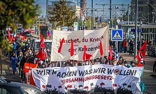 2021 demonstrierte die "Antinationale Linke Bielefeld" (ALIBI) anlässlich des CDU-Parteitags in der Bielefelder Stadthalle und organisierte Gegenproteste bei den sogenannten "Lichterspaziergängen" der Corona-Gegner. - Sarah Jonek Fotografie