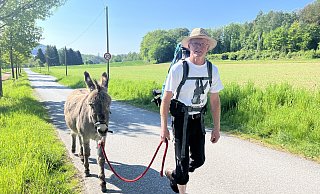 Nur mit kleinem Gepäck sind Esel Fritz und der Körbecker Biobauer Klaus Lange wie hier bei Hardehausen unterwegs. - Andzelika Kassan Nur mit kleinem Gepäck sind Esel Fritz und der Körbecker Biobauer Klaus Lange wie hier bei Hardehausen unterwegs. - Andzelika Kassan