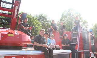 Auf dem Drehleiter-Fahrzeug in der Sonne chillen, ist sonst nicht erlaubt. - Burkhard Battran