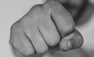 Das Symbolfoto zeigt einen Faustschlag. Eine Gruppe Jugendlicher hat einen 22-Jährigen gleich zwei Mal belästigt. - Pixabay