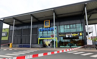 Unbekannte haben am frühen Morgen des 26. Oktober einen Geldautomaten im Windfang des E-Centers Wehrmann in Eilshausen gesprengt. - Frank-Michael Kiel-Steinkamp