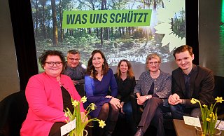 "Was uns schützt": Christina Osei (v.l.), Cim Kartal, Alexandra Geese, Daniela Kluge, Britta Haßelmann und Dominic Hallau beim Neujahrstreffen der Bielefelder Grünen in der Hechelei vor dem diesjährigen Titel der Veranstaltung. - Andreas Zobe "Was uns schützt": Christina Osei (v.l.), Cim Kartal, Alexandra Geese, Daniela Kluge, Britta Haßelmann und Dominic Hallau beim Neujahrstreffen der Bielefelder Grünen in der Hechelei vor dem diesjährigen Titel der Veranstaltung. - Andreas Zobe