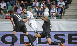 Der Schuss zur Führung: Damjan Marceta (in weiß) hat sich auf dem linken Flügel durchgesetzt und trifft zum zwischenzeitlichen 1:0 für den SV Rödinghausen, der schließlich mit 4:3 nach Elfmeteschießen bei Preußen Münster gewann. - Joel Beinke