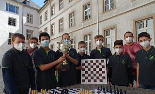Das siegreiche Theodorianum-Team um (v. l.) Philipp Klerx, Schulleiterin Nicole Michaelis, Shayan Nourzad, Heyang Li, Jakob Gering, Linus Rohm, Deniz Bade, Lehrer Paul Huneke und Maurin Möller. - Theodorianum