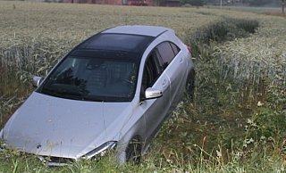 Der Mercedes durchfuhr das Getreidefeld und stoppte im Graben. - Polizei Minden-Lübbecke