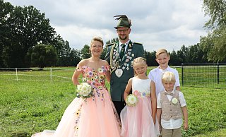 Die bezaubernde Regentin Moni Steltenkamp trug beim Schützenfest in Schöning im Kreis Paderborn ein außergewöhnliches Königinnenkleid in hellem Apricot-Ton mit ausladender Schleppe und aufgestickten Blumen. - Regina Brucksch