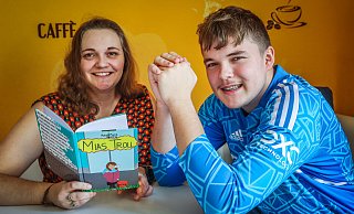 Ben (16) geht ganz offen mit seiner Krankheit um. Seine Mutter Anna Detering hat ein Kinderbuch über den Familienalltag mit Tourette geschrieben. Es ist kostenlos im Internet zu lesen. - Sarah Jonek