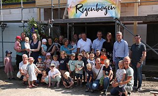 Viele Kita-Kinder und das pädagogische Kita-Team feierten gemeinsam mit Vertretern der Stadt und des Planungsbüros das Richtfest des neuen Gebäudes - Britta Bohnenkamp-Schmidt