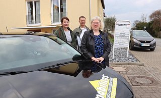 Katrin Schrader (v. l.) und Oliver Diekmann von Mobilitas arbeiten zusammen mit Pflegedienstleitung Sabine Guder an der Zukunft des Seniorenzentrums Mennighüffen. - Judith Gladow