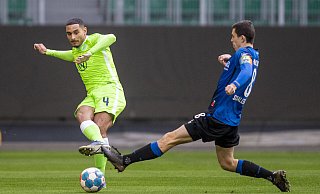 SCP-Kapitän Ron Schallenberg (r.) im Duell gegen Wolfsburgs Maxence Lacroix. - picture alliance
