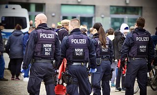 Polizeibeamte sind im Bahnhofsumfeld unterwegs. - NW