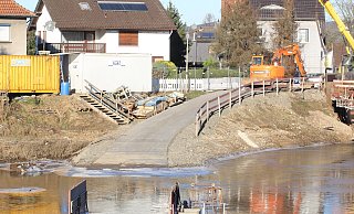 Die Baustelle der Flutmuldenbrücke ist nach dem Hochwasser zugefroren. Direkt vor der Brücke ragt ein rätselhaftes Metallgestell aus dem Eis. - Ulf Hanke