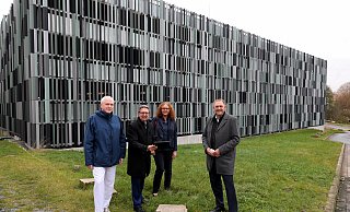 Der Chefarzt der Kinder- und Jugendklinik, Walter Koch (l.), Klinikvorstand Peter Hutmacher (r.) und NW-Redakteurin Corina Lass (2.v.r.) stehen auf der Fläche, auf der bald ein Mini-Wald wachsen soll. Dabei unterstützt sie Andreas Kelch von der Volksbank Herford-Mindener Land, über deren Crowdfunding-Plattform die Initiatoren ihr Projekt vorstellen und um Spenden bitten. - Frank-Michael Kiel-Steinkamp