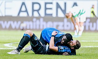 Sirlord Conteh, Torschütze zum 3:0, und sein Teamkollege Dennis Srbeny liegen sich nach dem Schlusspfiff sichtlich erleichtert in den Armen. - Besim Mazhiqi