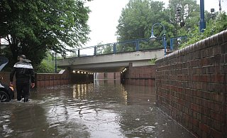 Der Bahnhofstunnel in Bünde steht nach einem Unwetter unter Wasser. - Florian Weyand