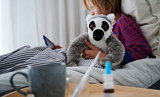 Eine Erkältungswelle im Kreis Paderborn stellt Kinderärzte derzeit auf die Probe - es gibt lange Warteschlangen vor der Notfallambulanz im Medico-Gebäude. - dpa