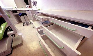 Auch Schubladen in den Behandlungsräumen haben die unbekannten Täter in Gütersloh leergeräumt. - Andreas Frücht