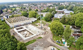 Im Vordergrund ist auf der Baustelle des Hövelhofer Sennebads aus der Luft die in dieser Woche fertiggestellte Kellerdecke gut zu erkennen. Die großen rechteckigen Aussparungen sind die Stellen, in denen später die beiden Becken untergebracht werden, das kleinere Kursbecken und das reguläre Schwimmerbecken. - Jens Reddeker