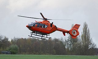 Ein Rettungshubschrauber  landet in Rödinghausen. - Joel Beinke