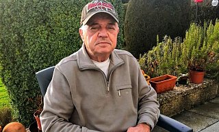 Speditionsfahrer Werner Treichel sitzt nach der aufregenden Rettung zu Hause im Garten. - Fotorechte: Werner Treichel