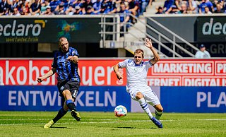 Robert Leipertz (l.), kommt hier gegen KSC-Akteur Marco Thiede zum Torabschluss. Das Hinspiel gegen den KSC am ersten Spieltag endete in einem deutlichen 5:0-Sieg für Paderborn. Zum Rückrundenstart haben sich SCP-Coach Lukas Kwasniok und seine Mannschaft wieder viel vorgenommen. - BESIM MAZHIQI