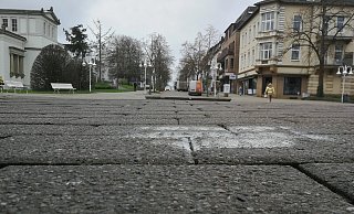Vor der Querdenkerdemo sind Parolen gegen die AfD und ihre Politiker auf die Straßen gesprüht worden. Unbekannte haben diese Sprüche wiederum - wie auf dem Augustaplatz - übersprüht. - Ulf Hanke