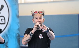 KiKa-Moderator Tom Lehel war den Schülerinnen und Schülern der Grundschule Elverdissen aus dem Fernsehen bestens bekannt und hat die dritten und vierten Klassen mit seinem gefühlvollen Programm unterhalten. - Claus Frickemeier