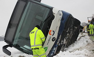 Am Morgen kam ein Bus des Bielefelder ÖPNV-Betreibers Mobiel zwischen Jöllenbeck und Spenge von der Straße ab. - Jan-Henrik Gerdener
