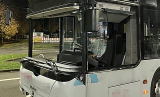 Dieser Bus fuhr ohne Front- und Seitenscheibe über die A2. - Polizei Bielefeld