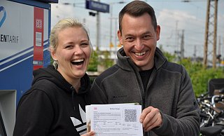 Die Lehrenden Maria Koch und Benjamin Scholand fahren mit ihren Schülern und dem günstigen Ticket nach Köln. - Simon Schulz