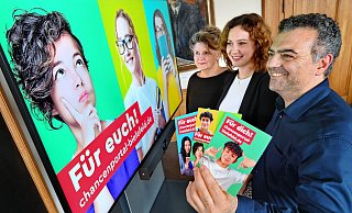 Susanne Beckmann (v.l., Leiterein des Amtes für Schule), Nele Wesche (Digitale Bildungsberatung) und Kapriel Meser (Abteilungsleiter Bildungsbüro und Schulsozialarbeit) haben das neue Bielefelder Chancenportal an den Start gebracht. Foto: Barbara Franke - Barbara Franke