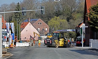 Die Baustelle Salzufler Straße kommt in diesen Tagen gut voran. Ab 24. April soll der Verkehr wieder durchgängig rollen. - FRANK-MICHAEL KIEL-STEINKAMP