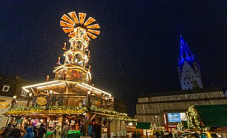 Vor dem Dom neben dem Weihnachtsmarkt findet die Mahnwache statt. - Niklas Tüns