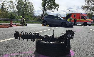 Beide Autos erleiden einen Totalschaden und müssen abgeschleppt werden. - Feuerwehr Paderborn