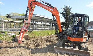 Spatenstich mit dem Bagger: Bürgermeister Lars Bökenkröger (im Mini-Bagger) und Projektleiter Patrick Zahn verkünden den Baubeginn für Bad Oeynhausens erstes Fahrradparkhaus. - Ulf Hanke