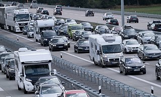 Durch den Ferienbeginn in einigen nördlichen Bundesländern wird es voller auf den Straßen. - dpa