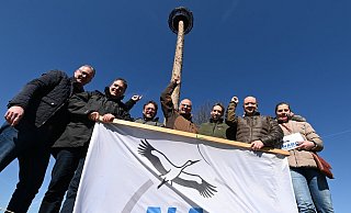 Ralf Konze (LGS-Förderverein), Peter Mittendorf (Wasserschifffahrtsverwaltung), Harald Gläser (NABU), Thomas Schöning (LGS-Fördervereinsvorsitzender), Kevin Tenter (NABU), Rudolf Ostermann sowie Magdalene Winkelhorst (Landschaftsarchitektin der LGS) loben das gelungene Gemeinschaftsprojekt. - Thomas Kube