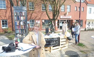 An ihrem Stand auf dem Ortgies-Parkplatz in Rahden sammelten Stephanie Kemper und ihr Team Unterschriften gegen Corona-Maßnahmen. - Joern Spreen-Ledebur