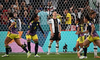 Deutschlands Alexandra Popp (M.) reagiert nach dem 1:2. - dpa