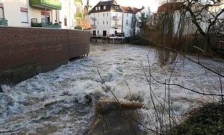 Die Aa ist zu einem reißenden Fluss geworden - noch ohne dabei größere Schäden anzurichten. - Claus Frickemeier