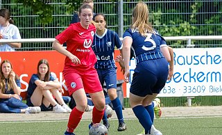 Arminias Lilly Taube (am Ball) setzt gegen Bochums Abwehr zum Dribbling an. - Andreas Zobe