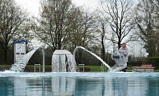 In Rödinghausen kann wieder gebadet werden. Bei Schwimmmeisterin Steffi Schröder laufen die letzten Vorbereitungen. - Gemeinde Rödinghausen