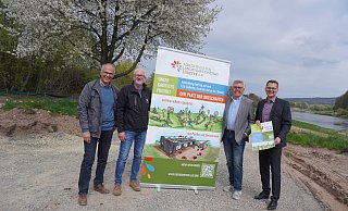 Die Vorstandsmitglieder des Fördervereins der Landesgartenschau Höxter, Thomas Schöning (Vorsitzender, v. l.), Holger Sielemann (Beisitzer), Dietmar Beineke (stellvertretender Vorsitzender) und Michael Meier (Schatzmeister) erläutern vor Ort, wie der Platz im kommenden Jahr aussehen soll. - Michaela Weiße