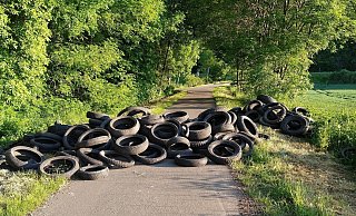 Abgesperrt: Eine ganze Fuhre Auto- und Motorradreifen blockiert den Weserradweg. - Stephan Lück