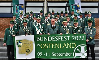 Die Ostenländer Schützen um Oberst Markus Sandbothe (vorne, 3. v. r.), König Olaf Riemann (3. v. l.) sowie die Projektleiter fiebern dem großen Wochenende entgegen. - Raphael Athens