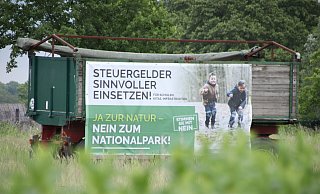 Mit großen Bannern und kleinen Plakaten fährt die CDU eine aufwendige Kampagne gegen den Nationalpark im Kreis Höxter. - David Schellenberg