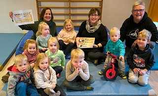 Das Kita-Leitungsteam und einige Kinder freuten sich über die Spende des Basar-Teams. - AWO-Kita Niedermehnen