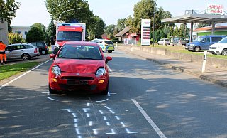 Der Fiat blieb nach dem Auffahrunfall auf der Haldemer Straße stehen. - Foto: Polizei Minden-Lübbecke