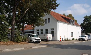 Die alte Schule in Hedem wurde umgebaut und saniert. Auf dem Areal nebenan entstehen derzeit vier Häuser. - Sandra Spieker Die alte Schule in Hedem wurde umgebaut und saniert. Auf dem Areal nebenan entstehen derzeit vier Häuser. - Sandra Spieker