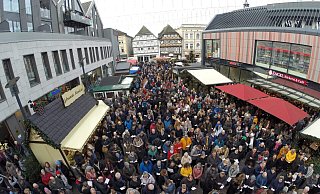 Volles Haus auf dem Marktplatz mitten in Höxter, wo Menschen an Heiligabend zusammenkamen, sangen und musizierten. - Thomas Kube